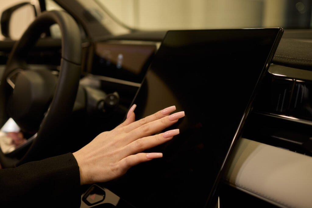 Lady using gestures to control he infotainment system